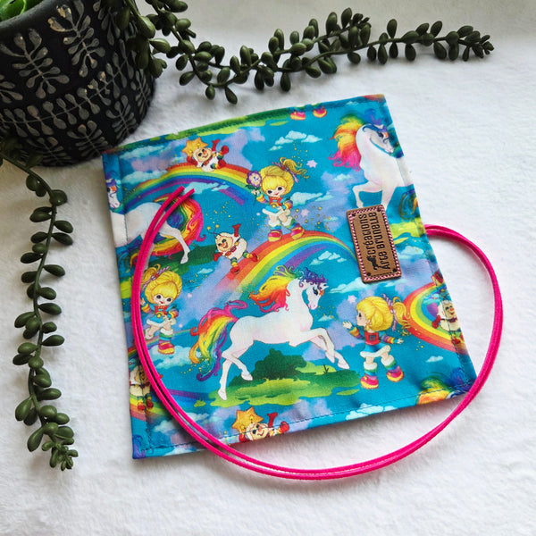 Blondine au pays de l'arc-en-ciel!! 🦄💟🌈 LA Pochette à marqueurs Originale!