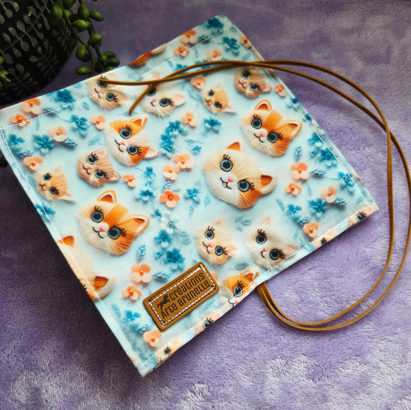 Doux chats brodés 🐱🩵 LA Pochette à marqueurs Originale!